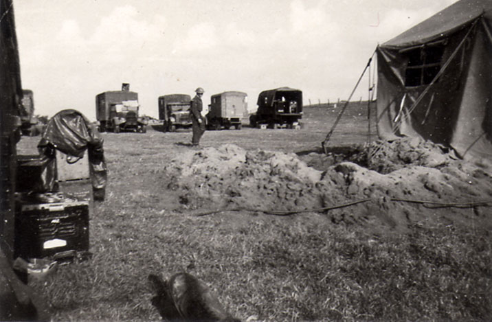 De communicatietent op de Airstrip- foto van LAC J C. Hillman 125 Wing Signals Section