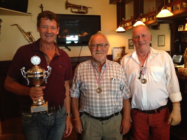 V.l.n.r. Harrie van Bommel (sportiefste speler van het toernooi), Henk van Kuppeveld (kampioen Bandstoten) en Marco van Zetten (kampioen Libre).