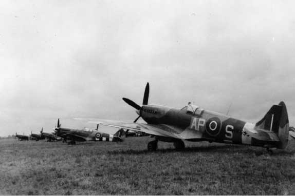 Supermarine Spitfire XIV AP-S 130 squadron aan de rond op B.82 Grave.