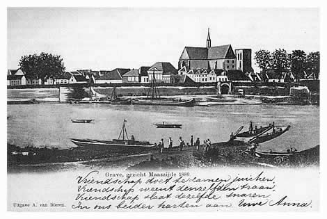 Onze tocht door de oude hoofdstad van 't Land van Cuijk begint aan de overzijde van de Maas. De vestingwerken zijn in 1875 langs de Maas tussen de bastions Blauwkop en Bekaf nog enigszins in tact. Spoedig zullen ze met de Maaspoort in het midden worden verwijderd. Ook het torso van de toren, op 2 september 1874 door de bliksem getroffen, zal het jaar daarop voor het grootste gedeelte worden afgebroken.