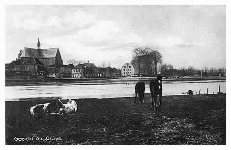 De Graafse St. Elisabethkerk in oorsprong daterend uit het laatste van de 13e eeuw, beheerst gezien vanaf de Gelderse Maasoever het beeld van de vestingstad. Bij de Nieuwe Haven rechts staat een voormalige kazerne met het bolwerk Bekaf, waar de Franse paters van de Heilige Familie later in getrokken zijn.