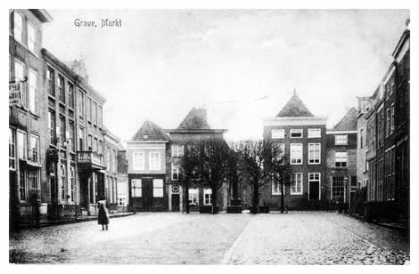 Maar eerst gaan we vooraan in de Rogstraat rechtsaf de markt op, die in 1457 van de Gelderse hertog Arnoud het marktrecht ontving. Niet weg te denken is de oude stadspomp uit 1798 met zijn toenmaals oude en nu weer verjongde linden. Het hotel "de Gouden Leeuw" links heeft deels een andere bestemming gekregen en enkele gevels zijn thans aangepast of gemoderniseerd, maar de intieme sfeer van het plein zal behouden blijven.