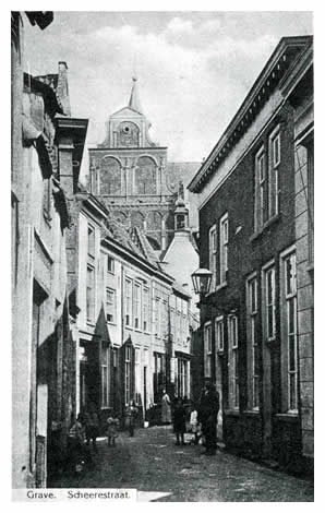 Terzijde van het stadhuis slaan we even een blik in het schilderachtige Scherestraatje. Omkijkend hebben we een mooi gezicht op de barokachtige gevel van de zuidelijke dwarsarm van de Elisabethskerk.