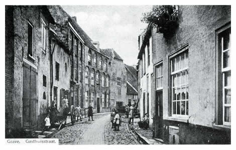 Het kruispunt met de Brugstraat overstekend, komen we in de in een kromming liggende Gasthuisstraat met toen nog vele boerenbedrijven. Het grote witte pand in het midden uit 1575 herbergde het hotel "het Witte Huis".