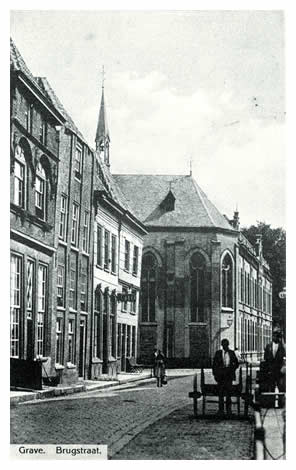 Op de hoek van de Brugstraat en de Oliestraat staat de Wijnberg. Hier vestigden zich in 1848 een paar zusters van Liefde uit Tilburg, mede door de geldelijke steun van mejuffrouw Henriette de la Geneste. De eerste blinde meisjes werden opgenomen in 1882. Daarna volgde de ene uitbreiding na de andere, totdat in 1933 tot nieuwbouw werd overgegaan. In de Brugstraat zien we links een gevel van omtrent 1600 in de stijl van de laat- renaissance, met daarnaast de herberg, waar de leven van het "Kolveniersgilde" (Cloveniersgilde) hun bijeenkomsten hielden.