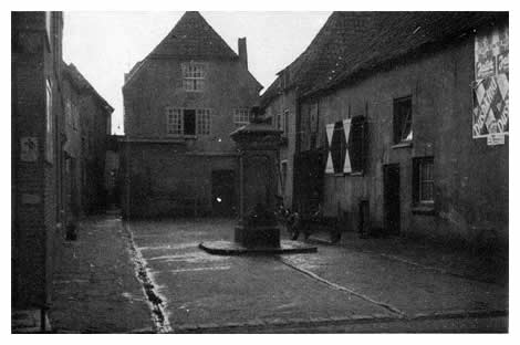 Iets voorbij het postkantoor lag aan de zuidkant van de Klinkerstraat de Botermarkt met zijn karakteristieke oude pomp. Op het pleintje was tevens een boerenbedrijf gevestigd.