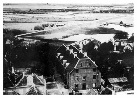 In de Infirmerie was het hospitaal van het Graafse garnizoen gevestigd. Vanaf het dak van de Elisabethskerk hebben we een mooi uitzicht over de Nieuwe Haven, die in de jaren 1893-1885 aangelegd werd als vluchthaven in verband met het slopen van de vestingwerken. Over de Nieuwe Keerdijk, die later de Koninginnedijk wordt genoemd, liggen een leerlooierij en een touwslagerij met zijn banen.