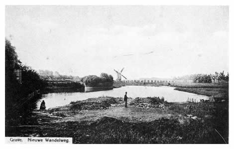 Een gedeelte van de westelijke vestinggracht bij de bolwerken Oranje en Kastele. De gesloten standaardkorenmolen, die behoorde aan Litjes, stond tot ongeveer 1890 bij de haven aan de Maas. na veel schade opgelopen te hebben in de jongste oorlog, bleek jammer genoeg herstel onmogelijk.