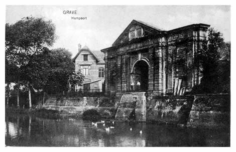 Alle slopingen heeft de Hampoort overleefd. Tot voor kort had met vanuit het zuiden een bijzonder mooi gezicht op de poort met daarvoor een stuk van de gracht.