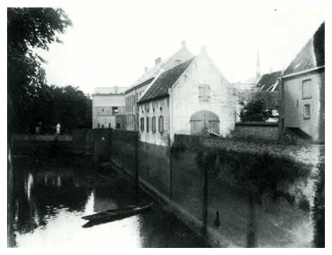 Bij de Oude Haven stond de zogenaamde Prinsenstal. Naar verluid waren de prinsen van Oranje het gewend om hier, met hun gevolg op doorreis of bij inspectie, hun paarden te stallen.