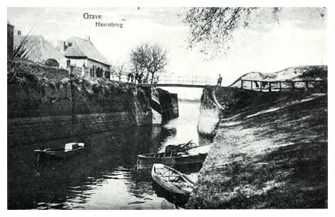 De monding van het riviertje de Raam deed dienst als Oude Haven. Een smal bruggetje geeft toegang tot het Bomvrije rechts, een voor die tijd bijna onneembaar geachte kazemat. Door het poortje links komen we weer in de Pauselijke Staat.