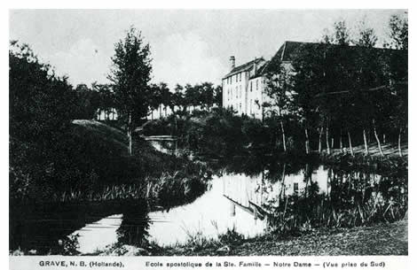 Buiten de Brugpoort stond de Gasthuisboerderij. De Franse paters stichtten hier in 1907 een bijgebouw in de vorm van een apostolische school, genaamd Notre Dame en toegewijd aan Onze Lieve Vrouwe van La Salette. De 140 leden van de kloostergemeenschap hadden in het Noorderblok te kampen met ruimtegebrek. Ook stond hier vroeger een blauwververij.