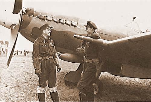  Twee piloten van 130 (Punjab) Squadron op de foto voor een nieuwe Spitfire XIV. (16 oktober 1944)