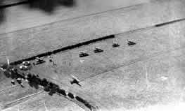Een luchtfoto uit 1933 van het vliegveld bij Keent.
