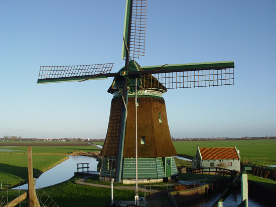 Ad Langedijk uit Blokker maakte deze opname van de molen op de Westfriese Dijk bij Schellinkhout (NH) op 8 januari 2007 bij stralend winterweer.