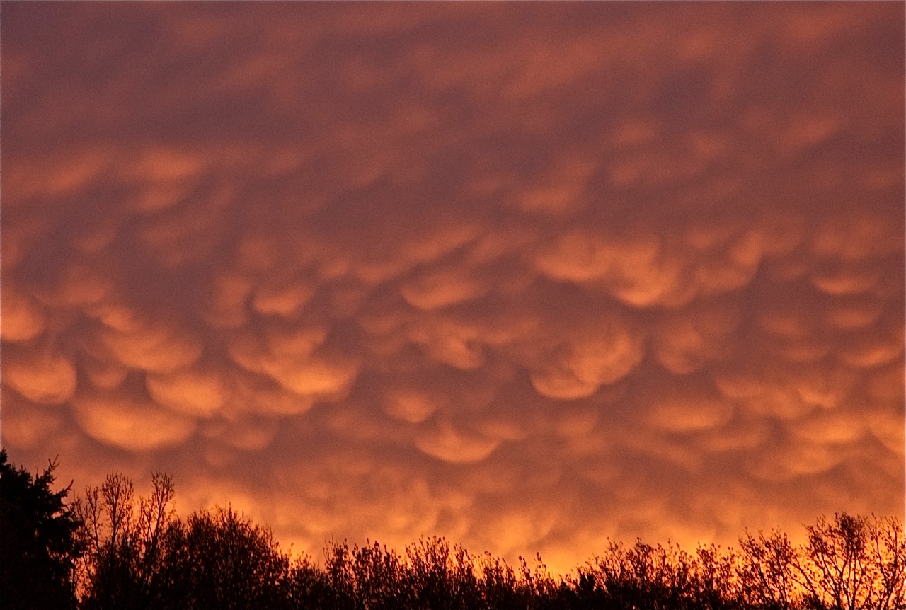 Een foto van Cumulonimbus Mammatus in de vroege ochtend van 5 december 2012 (foto Sarike de Zoeten)