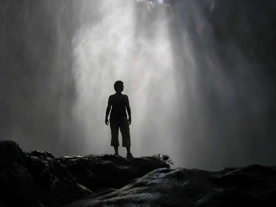 Een foto van Marij Biemans uit Zeeland, gemaakt tijdens haar vakantie in Mexico in augustus 2006. De waterval veroorzaakt een door de zon beschenen nevel en maakt samen met haar silhouet het plaatje compleet. Een bijzondere foto!