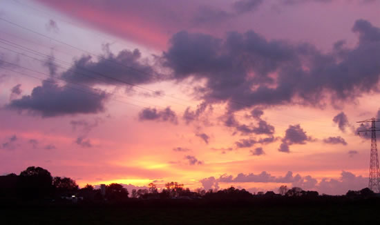 Tjeerd de Groot maakte deze foto in 2004 van het kleurenspel bij een ondergaande zon aan de Leeuwarderweg in Scharnegoutum. Uw weerfoto's