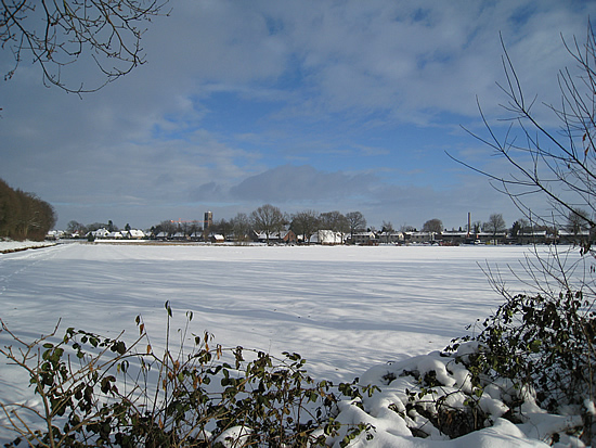 Mill getooid in een winters kleed. Genomen vanaf het nieuwe wandelpad dat vanaf de Domeinenstraat richting het Kanaal loopt (foto Ingrid Jacobs, 26-12-2010)