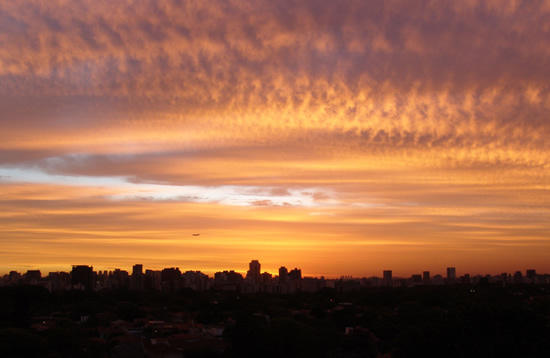 Zonsondergangen zijn populair. Hier de zonsondergang zoals Gravenaar Huub Willems deze vanuit zijn woning in Sao Poalo kon waarnemen (opname van 1 november 2010).
