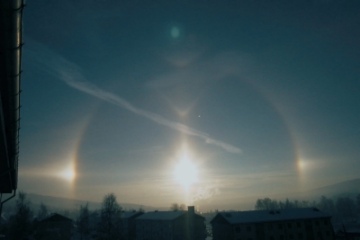 Menno Hoekstra fotografeerde op 21 januari 2002 in Lillehammer een halo met twee bijzonnen. Op dat moment er uit de vrijwel wolkenloze hemel kleine vlokjes poolsneeuw naar beneden. Tevens waren er condensstrepen van vliegtuigen en enkele licht wolken boven de horizon zichtbaar.