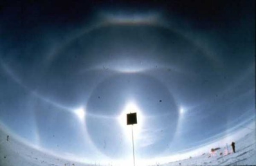 Complexe halo precies op de geografische Zuidpool in Antarctica met circum-zenitale boog en de bogen van Parry en Tape. Foto: G. Können, 2 januari 1998. 