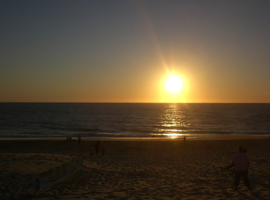 Zonsondergang aan de Franse westkust, ingezonden door Iris Barelds en genomen tijdens de zomervakantie 2007. 