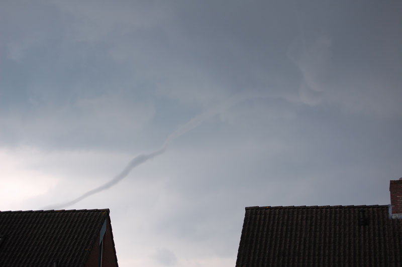 Sjef Brouwers uit Beers keek op 9 juli 2007 rond 14.00 uur bij toeval naar buiten en zag tot zijn grote verbazing deze slurf in noordwestelijke richting boven de huizen uit torenen. Kijk ook in de fotogalerij voor meer foto's van deze windhoos. Uw weerfoto's